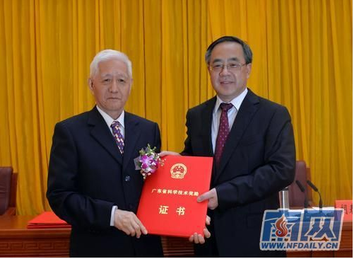 中共中央政治局委员、广东省委书记胡春华为计亮年院士颁授广东省科学技术奖突出贡献奖