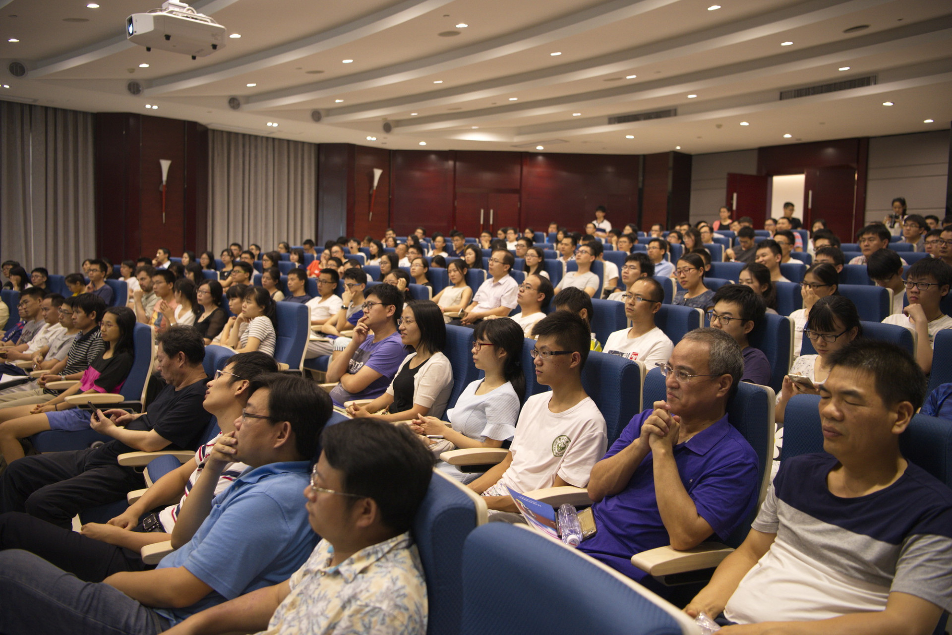我院举办“气体吸附分离突破性进展”学术报告与座谈会